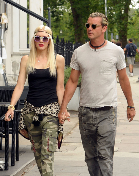 gavin rossdale.gwen stefani holding hands