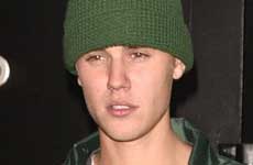 Justin Bieber lanza silla en Cannes? Promo?