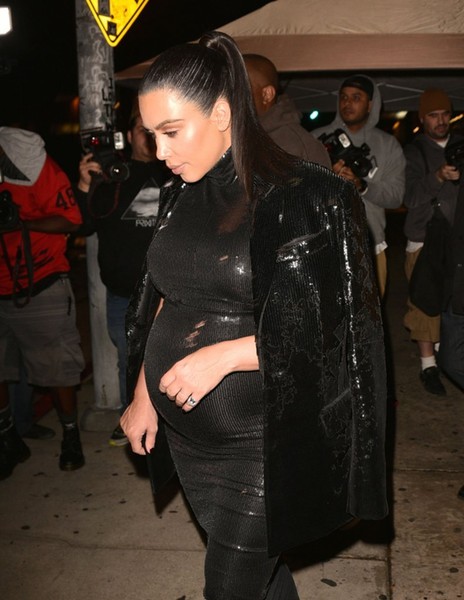 kim kardashian walking black outfitl