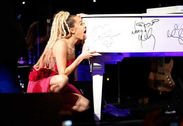 miley cyrus lame piano caridad lgbt