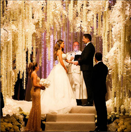 sofia vergara joe caramelo en el altar boda