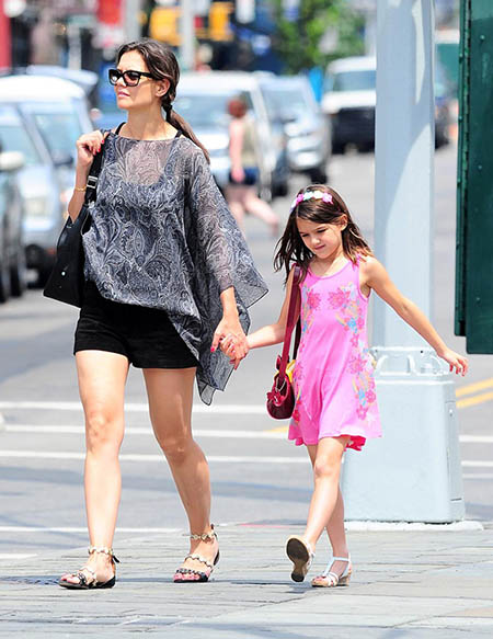 katie holmes suri cruise walking