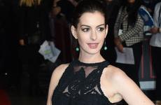 Anne Hathaway muestra su baby bump!!