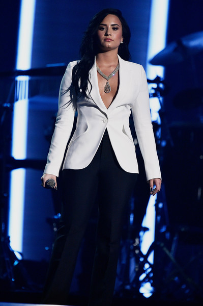 demi lovato grammy 2016