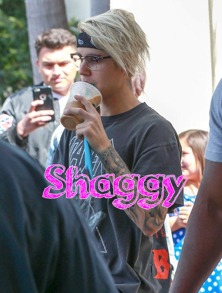 Justin Bieber Shaggy Haired starbucks