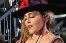 Madonna expone pecho de una menor en su concierto