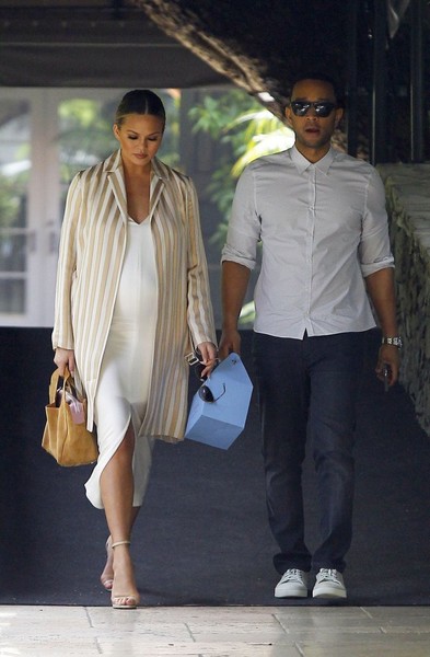 Chrissy Teigen Pregnant john legend walk