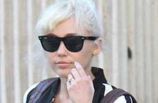 Miley Cyrus: anillo de compromiso y discreta