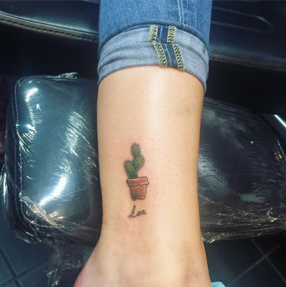paris jackson tatuaje cactus tobillo