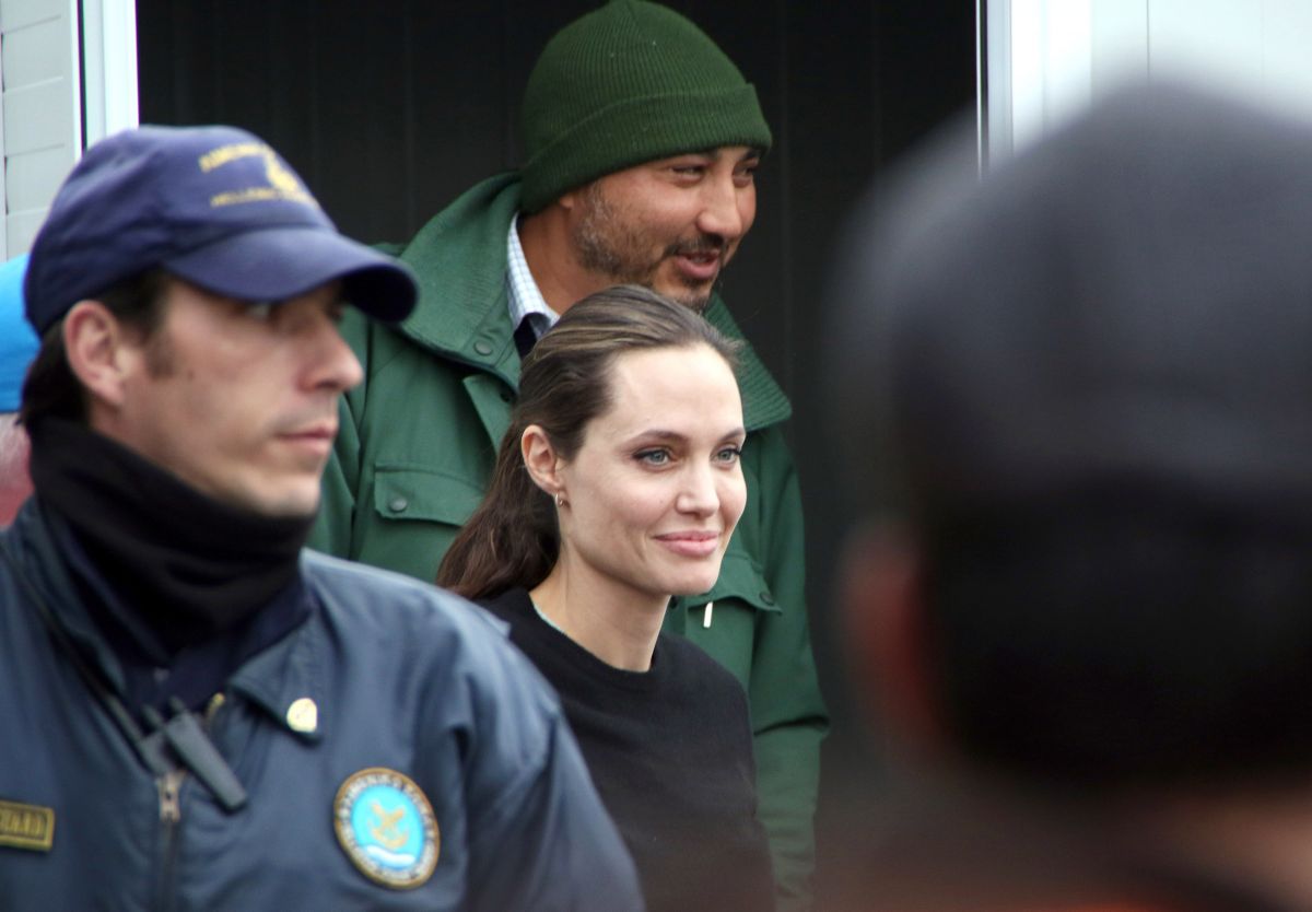 angelina jolie at piraeus in greece with syrian refugees