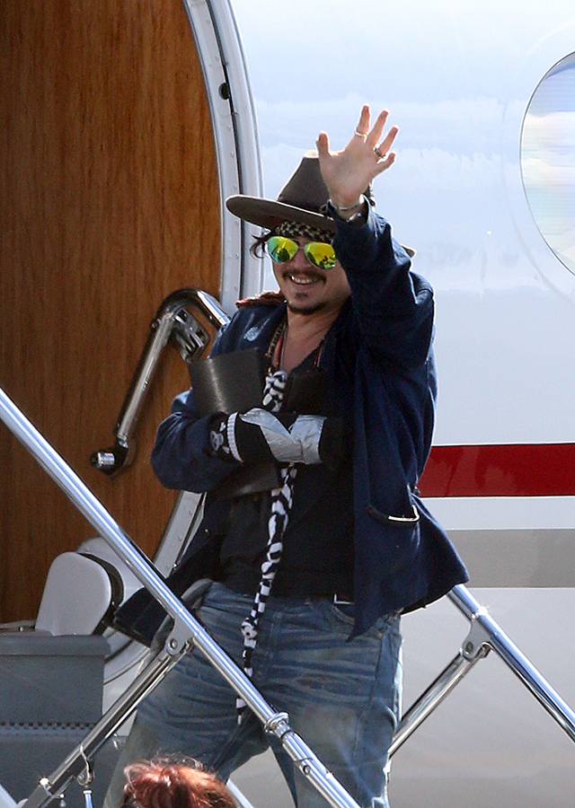 johnny depp broken hand