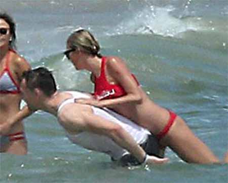 tay bikini tom