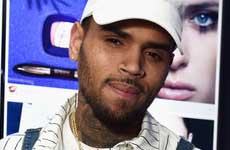 Chris Brown amenaza a una mujer con pistola. Llaman a la policia