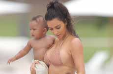 Kim Kardashian en bikini con sus hijos