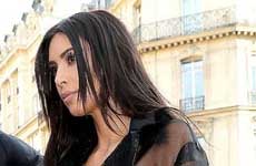 Kim Kardashian: bromista trata de besar su trasero en París