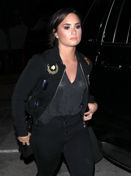 Demi Lovato Celebrities Dine Out