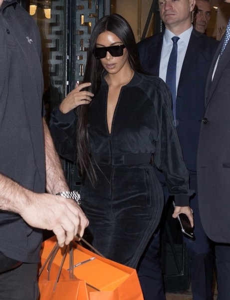 Kim Kardashian shopping paris