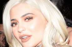 Kylie Jenner posa topless Complex