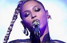 Beyonce se rompe la oreja en pleno concierto Ouch!