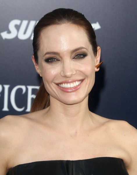 Angelina Jolie Maleficent premieres
