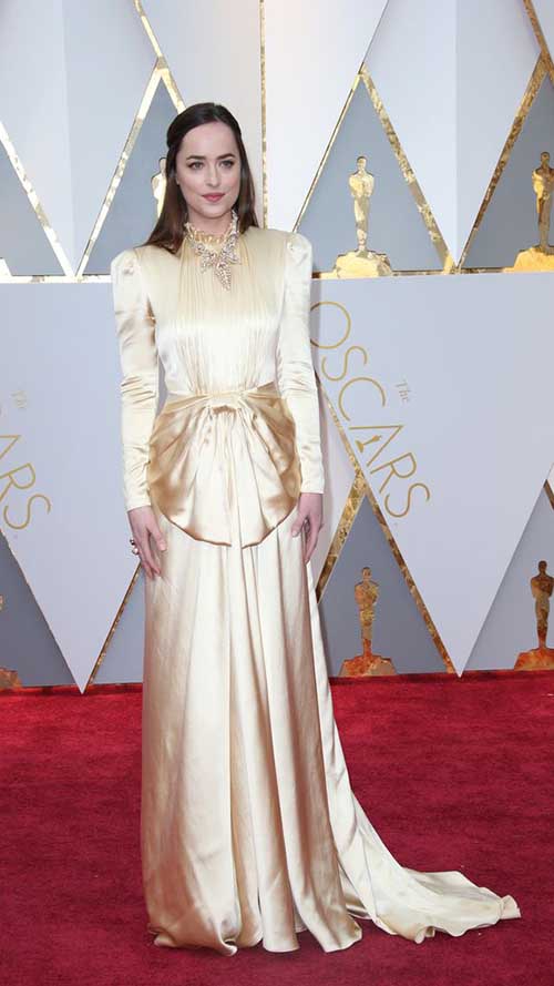 dakota johnson red carpet oscars