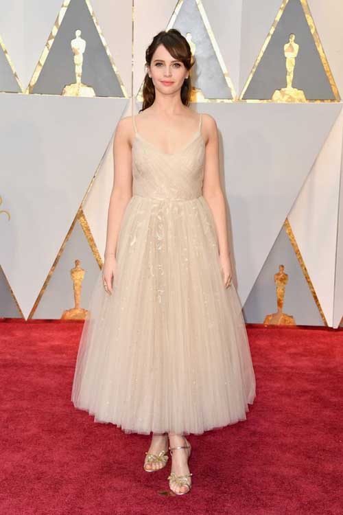 felicity jones red carpet oscars