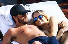 Guess What? Scott Disick con una rubia en la piscina!!