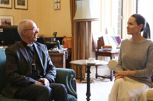 angelina jolie con el arzobispo de canterbury redes sociales