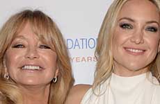 Goldie Hawn quiere que Kate Hudson salga con Brad Pitt?