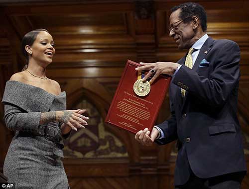 rihanna humanitarian of the year harvard 2017