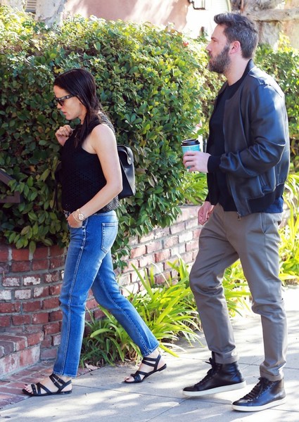 Jennifer Garner Ben Affleck walking coffee