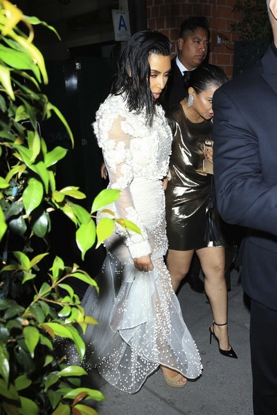 Kim Kardashian Leaving Mr Chow lol
