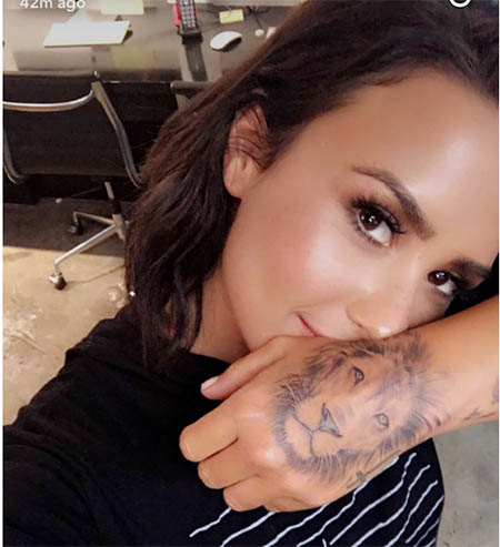 demi tatuaje leon mano