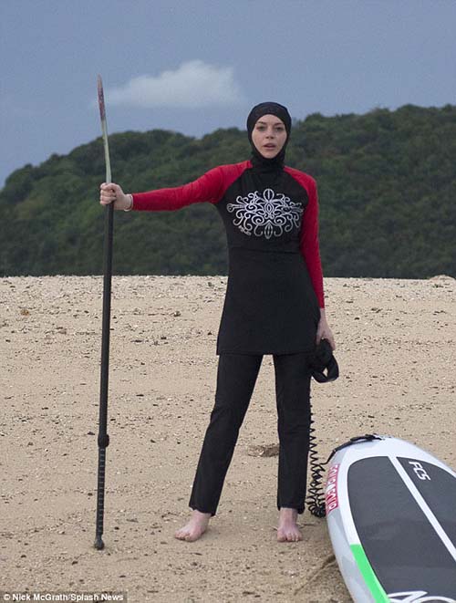 lindsay lohan wearing burkini tailandia