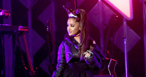 Ariana Grande se presenta en Manchester con Miley, Justin, Katy, Coldplay