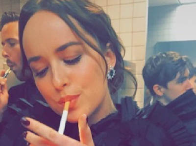 dakota jonhson smoking met gala