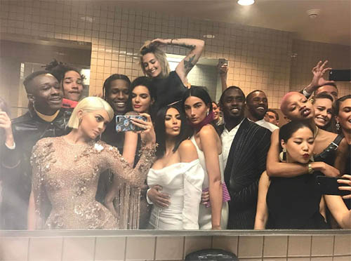 kylie met gala selfie bathroom