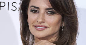 Vean a Penelope Cruz como Donatella Versace! WTF?