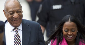 Bill Cosby sonríe mientras testigo habla en su juicio