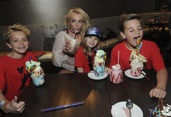 Britney Spears Enjoys ice cream with sons Jayden sean niece maddie