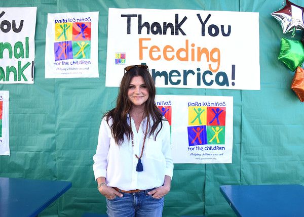 Tiffani Thiessen Celebrity Friends Volunteer Feeding America