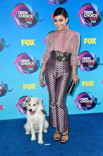 vanessa hudgens happy dog teen choice awards 2017