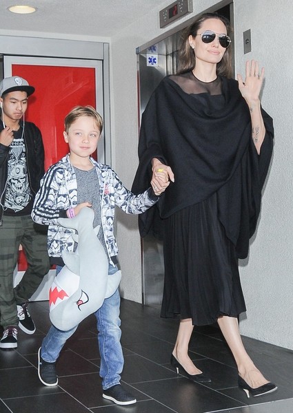 Jolie Children Arrive LAX