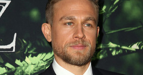 Charlie Hunnam abucheado en el aeropuerto!