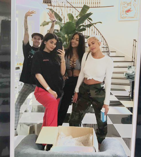 kylie jenner baby bump friends