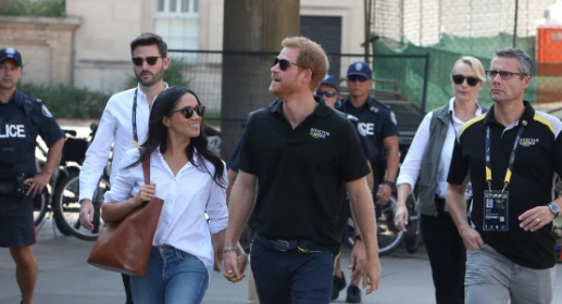 meghan harry holding hands