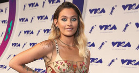 Paris Jackson muestra su nuevo tatuaje chakras