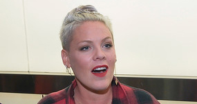 Pink revela que Christina Aguilera trató de golpearla una vez