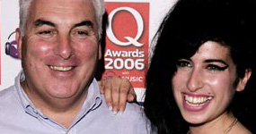 Padre de Amy Winehouse dice que ella lo visita como fantasma. What?