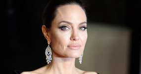 Angelina Jolie no sale con nadie